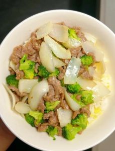 百合炒菜拉片MV视频：家常百合炒菜做法与清脆鲜香口感的美食呈现