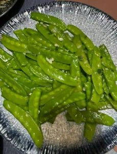清炒荷兰豆做法：掌握焯水与大火快炒技巧，炒出脆嫩爽口、翠绿鲜香的家常美味