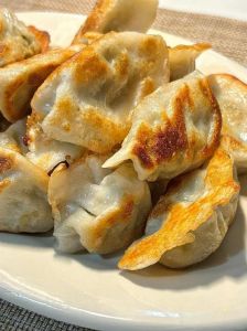 日本饺子MV：从街头煎饺到家庭餐桌，感受一口酥脆鲜香里的日式饮食文化