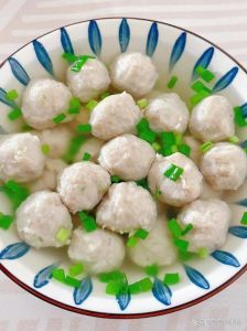 做肉丸详细做法_肉馅细腻弹牙，做法简单美味！