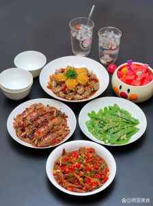 双人厨房两个人的游戏：情侣一起动手制作家常美食的趣味烹饪做法