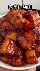 炖大块猪肉的家常做法_五花肉慢炖香酥，宴席硬菜轻松做！