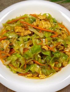 包菜炒鸡蛋的家常做法_手撕包菜炒鸡蛋，脆嫩可口，做法简单！