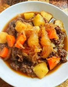 炖菜土豆炖肉的做法_土豆炖五花肉，家常菜，肉香土豆糯