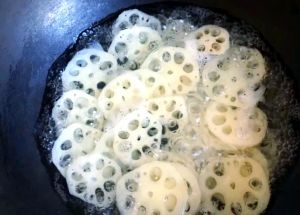 莲菜焯水怎么做_莲藕去皮泡醋防变黑，焯后冰水保脆爽