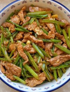 芹菜炒肉为什么要先焯水_芹菜炒肉嫩滑脆爽做法