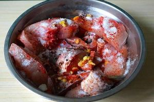 糍粑鱼腌制一斤放多少盐_腌糍粑鱼加盐技巧与保存方法