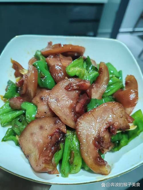 辣椒炒猪头肉的家常做法_东北卤猪头肉炒辣椒，软糯香辣好滋味！