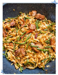 豆角红烧肉焖面的家常做法_五花肉豆角胡萝卜辣椒，家常美味