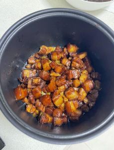 电饭煲红烧肉的做法_肥瘦相间煎香，电饭煲加酒焖，简单收汁美味