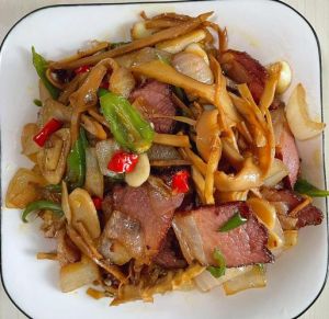 笋干炒腊肉肠的家常做法_笋干炒腊肠，香脆可口家常菜