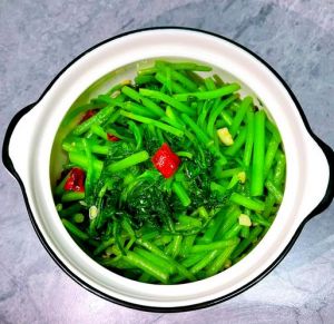 茼蒿需要焯水再炒吗_快炒嫩茼蒿，脆嫩营养不流失