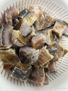 腌风干鱼块盐的比例_阳光风盐制美味