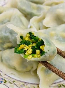 韭菜鸡蛋馅蒸饺如何调馅_简单锁水，皮薄馅鲜！