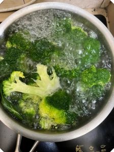 西兰花水开煮多久可以熟_西兰花3-4分钟蒸着吃最鲜嫩！