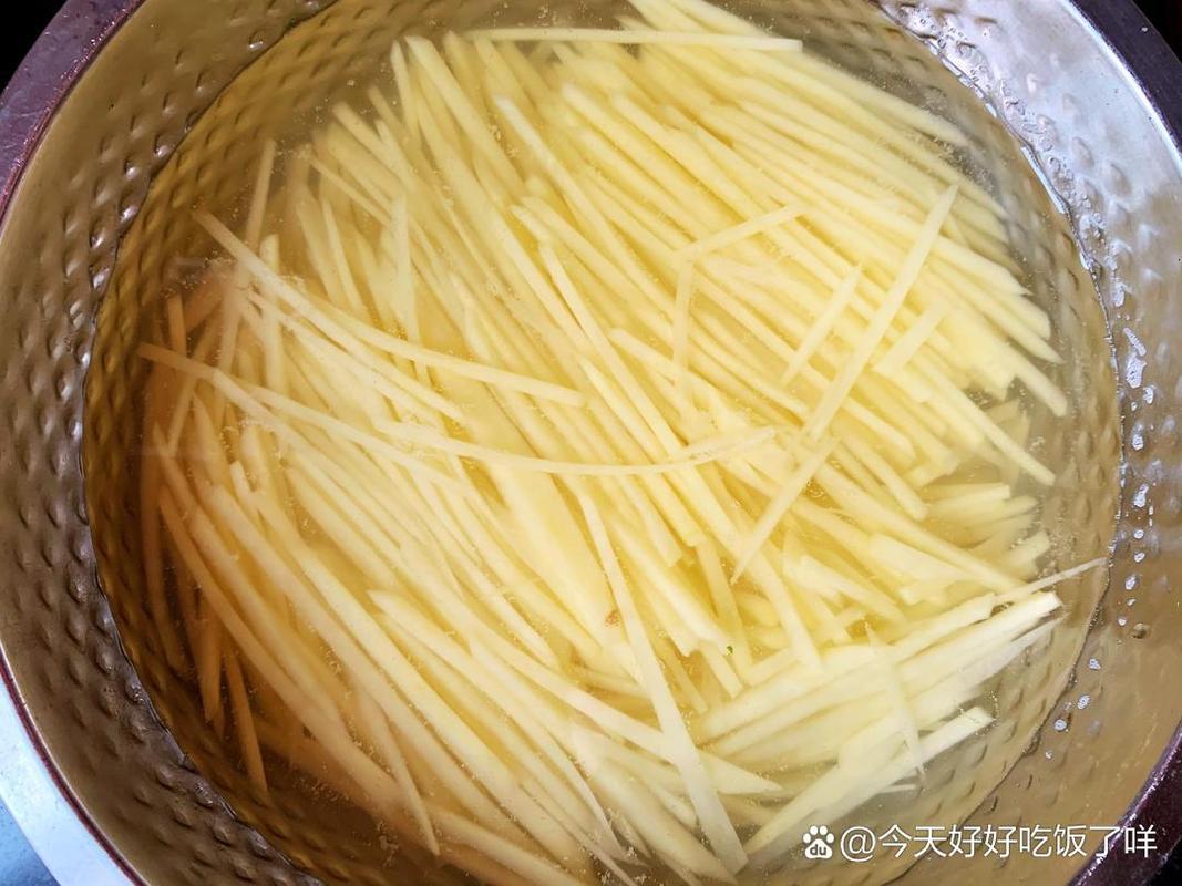 土豆一般焯水几分钟熟_薄片20秒,厚片1-2分钟,炸脆炒软看厚薄 土豆一般焯水几分钟熟_薄片20秒,厚片1-2分钟,炸脆炒软看厚薄