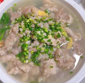 四川排骨滑肉汤的做法_川味滑肉汤，微辣鲜香，配饭绝妙！