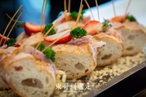 情侣两人床上情趣游戏用草莓与巧克力打造浪漫甜蜜的互动时光