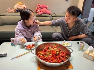 新人主播被哥哥们争着宠，镜头前后解锁兄弟们亲手制作的暖心家常美食滋味