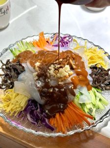 《贱狗忠犬》by铁锅炖大肉从铁锅炖大肉看东北炖菜的烟火气与饮食文化