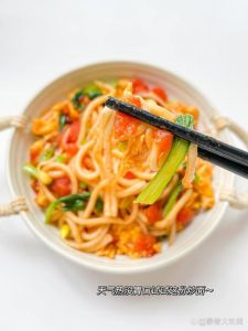 豆芽青菜鸡蛋炒面最简单三个步骤_家常炒面做法，简单美味营养
