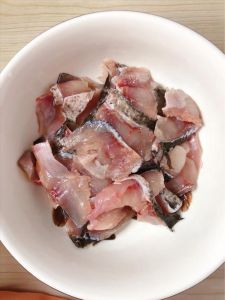烧酸菜鱼一般鱼腌制要多长时间_腌鱼时间看鱼厚，洗去盐腥增香快