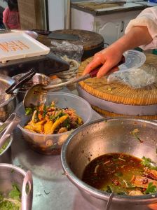 一双手不安分地到处游走从揉面到翻锅，感受家常美食的烟火温度