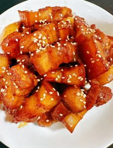 土豆焖肉家常做法_家常烤肉焖土豆肉炸薯条，简单美味营养饱腹