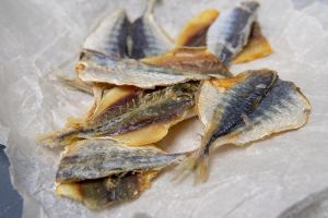 腌制鱼需要放多少盐_选鱼除腥，白酒调料保味长