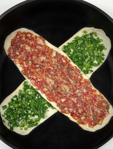 猪肉馅饼的做法_面团软馅香，烙饼火候足