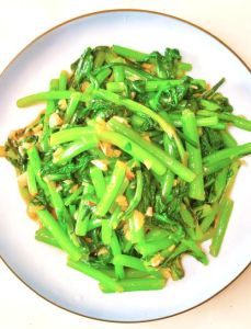 家常炒茼蒿做法大全_焯水过凉快炒，蒜末猪油爆炒灵魂！