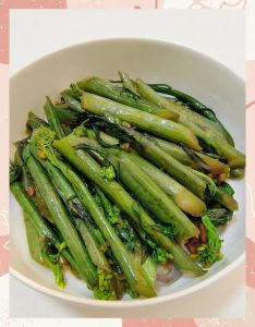 红菜苔菜心怎么炒_脆嫩红菜苔，简单炒着香又营养