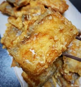 香酥刀鱼的家常做法_刀鱼切花炸外酥里嫩，家常美味待客佳品