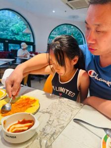 爸爸抱着女儿玩游戏，边享受亲子时光边制作简单美味的家常小吃做法