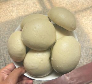 两个大白馒头被咬了视频镜头记录松软馒头入口时的细腻口感与咀嚼瞬间