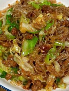 包菜炒米粉正宗做法_包菜炒米粉，简单美味的家常菜！