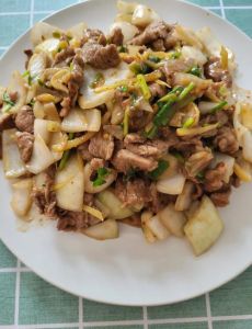 爆炒大蒜羊肉的做法_羊肉配蒜去膻增香，鲜嫩美味做法