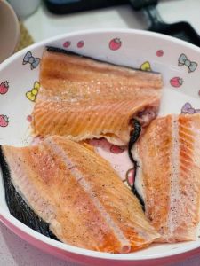 三文鱼鱼骨做法大全_香煎椒盐三文鱼骨，煮汤营养美味