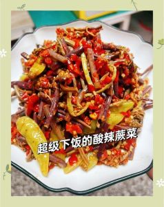蕨菜炖鸡的家常做法_蕨菜炖鸡，鲜香入味，简单易做！