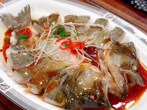 粤菜里面常见的蒸鱼叫什么_粤菜清蒸鳜鱼，鲜甜刺少，广州酒家做法详解