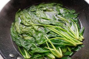 菠菜炒着吃要焯水吗_菠菜炒前要不要焯水？营养口感巧平衡！