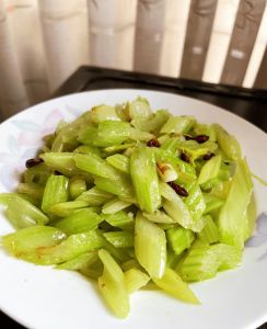 炒芹菜是否要先焯水_芹菜炒不焯水？脆嫩营养看这里！