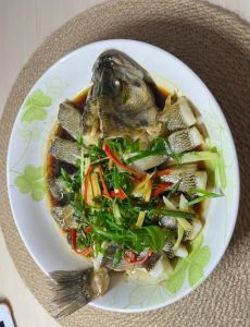 鲈鱼清蒸的做法步骤_家常清蒸鲈鱼，鲜嫩不腥的做法