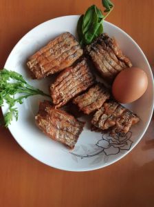过年腌鱼的腌制方法_腌腊鱼加香料白酒，晾干入味香