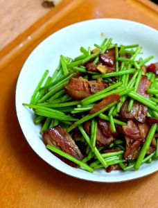 腊肉配什么炒比较好_下饭神器，香辣可口，营养美味！