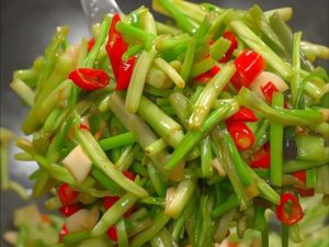炒野芹菜的家常做法_脆嫩清香，健康美味！