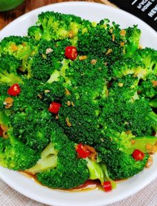 西兰花要蒸多久才熟_蒸西兰花3-5分钟，营养又脆口