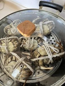 大闸蟹开锅蒸多长时间_蒸大闸蟹时间技巧，鲜嫩蟹黄这样做