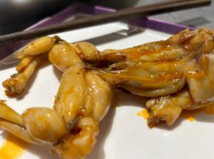 吃了没熟的牛蛙_牛蛙没煮熟会感染寄生虫，一定要煮透！