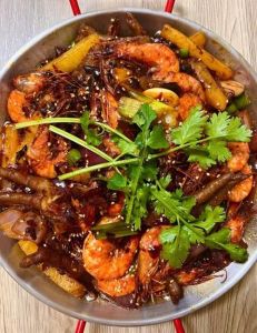 干锅虾里面放什么配菜_干锅虾配菜多，鲜香可口味更浓